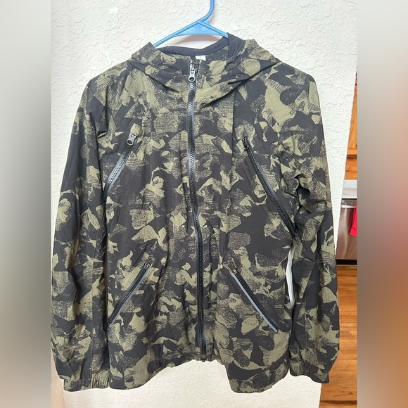 {lululemon} Camo Rise and Shine Jacket - Picture 2 of 5